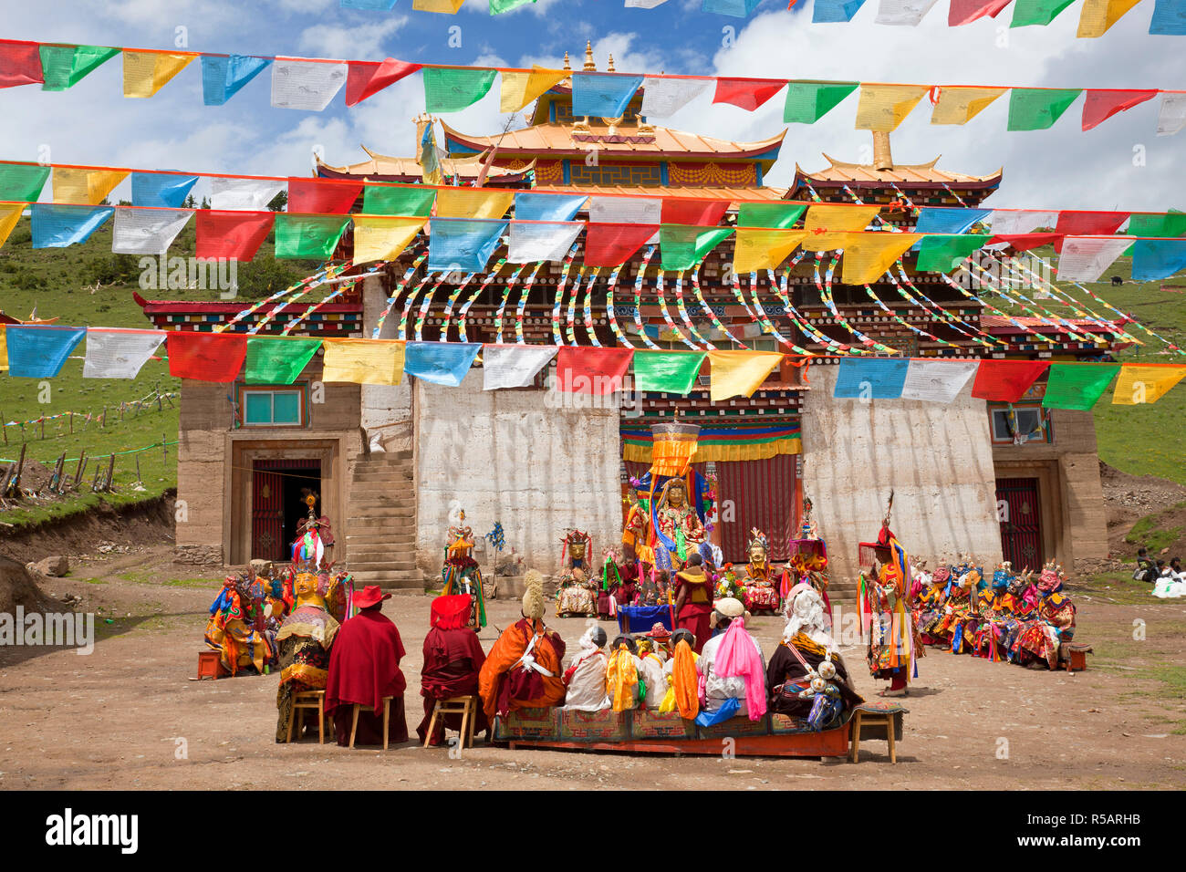 Spectacle de danse masquée au monastère bouddhiste tibétain nr Xinlong, Sichuan, Chine Banque D'Images
