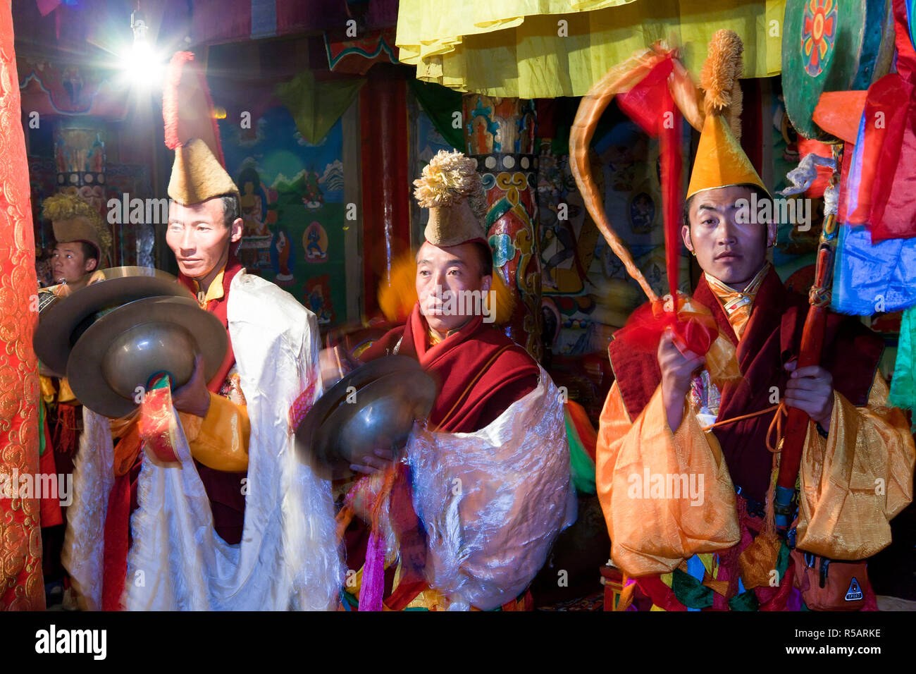 À l'intérieur de Keno Gompa (monastère) lors du festival danse masquée, Tagong, région tibétaine du Sichuan, Chine ; Banque D'Images