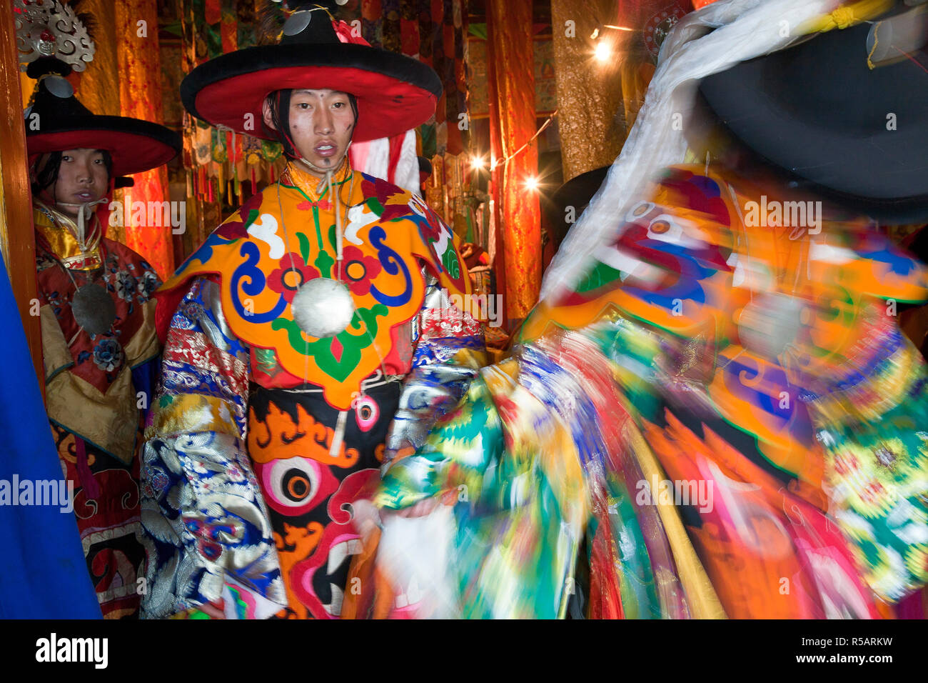 Les danseurs masqués au black hat dance festival, Keno Gompa (monastère), Tagong, région tibétaine du Sichuan, Chine ; Banque D'Images