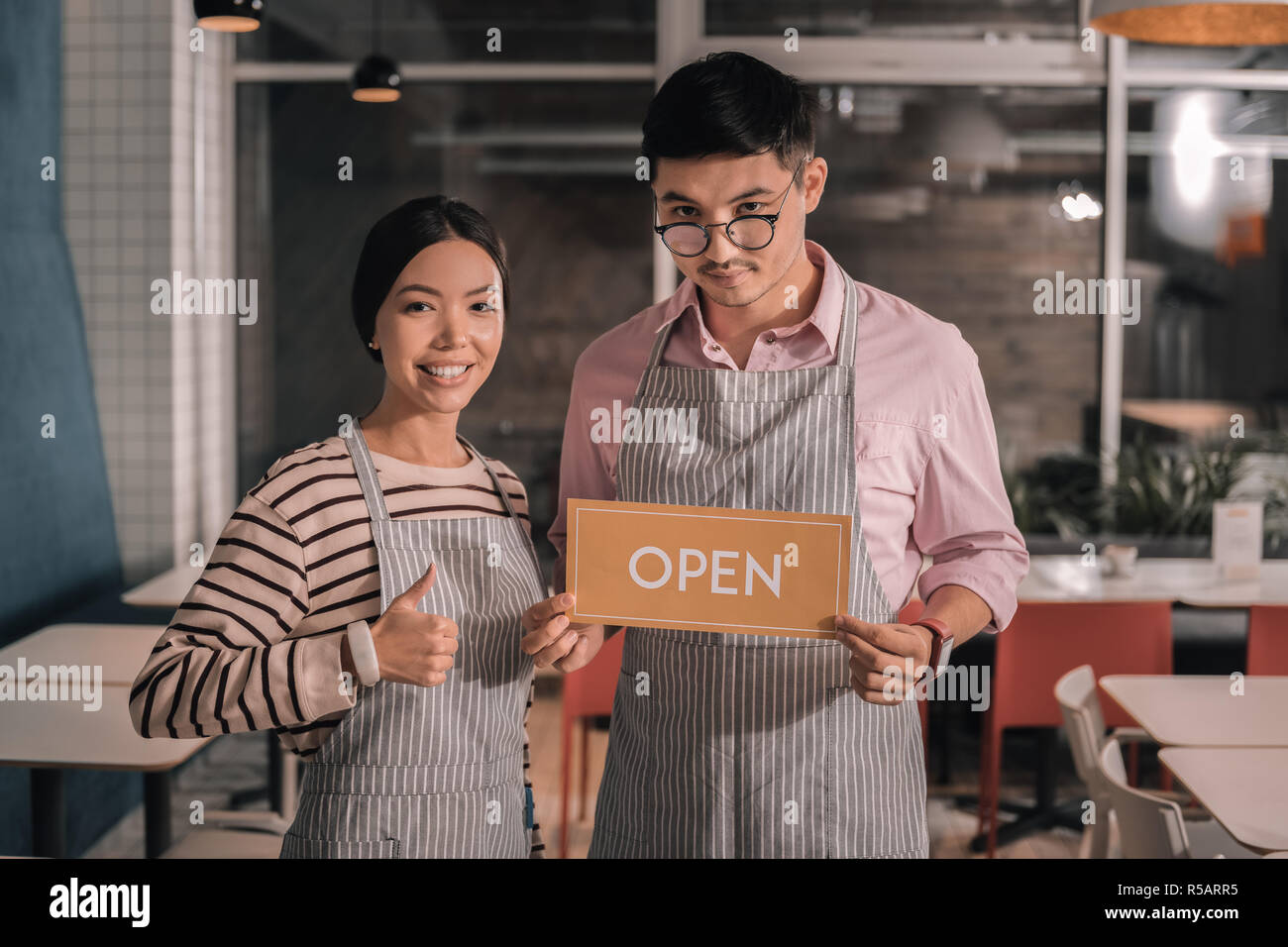 Couple d'entrepreneurs prometteurs d'ouvrir leur propre cafétéria Banque D'Images
