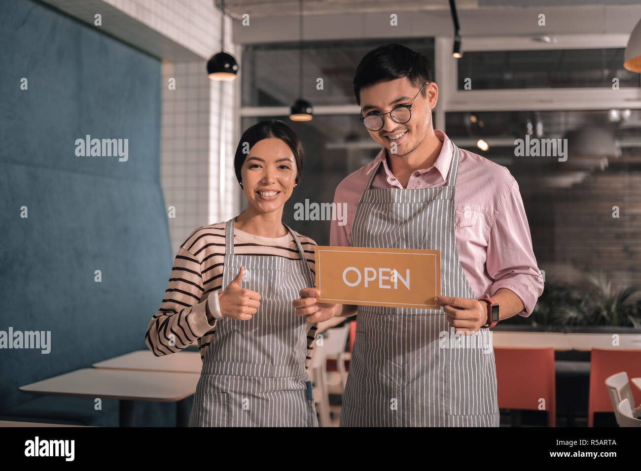 Beau mari sentiment joyeux restaurant ouverture avec femme Banque D'Images