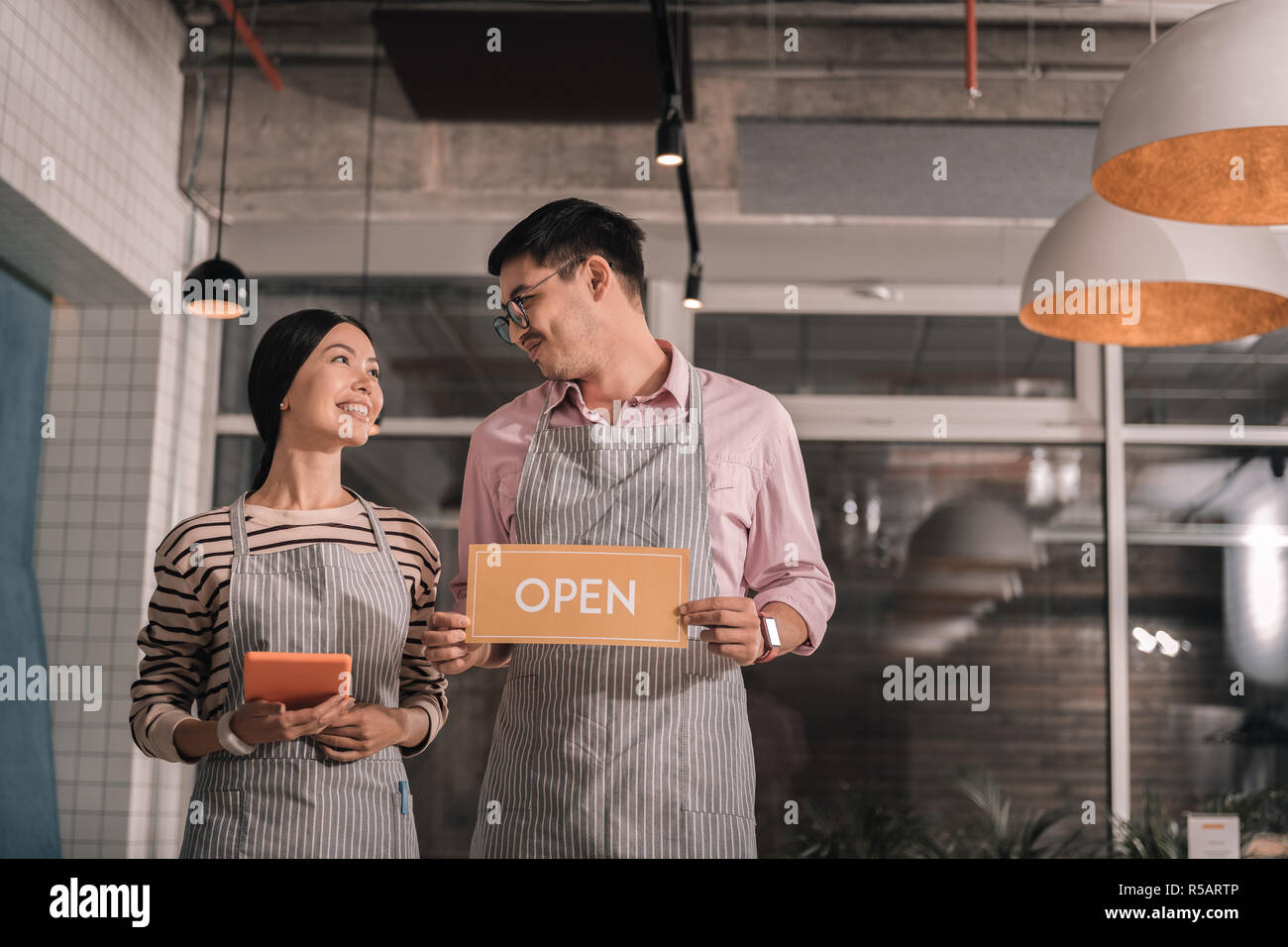 Femme séduisante se sentir heureux de l'ouverture de nouveaux restaurant avec son homme Banque D'Images