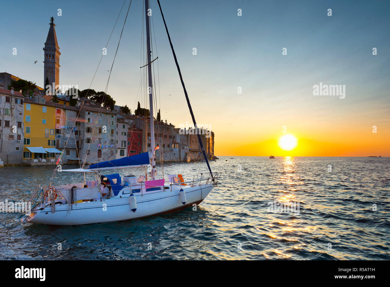 La Croatie, Istrie, Rovinj, quai et cathédrale de Sainteeuphémie Photo