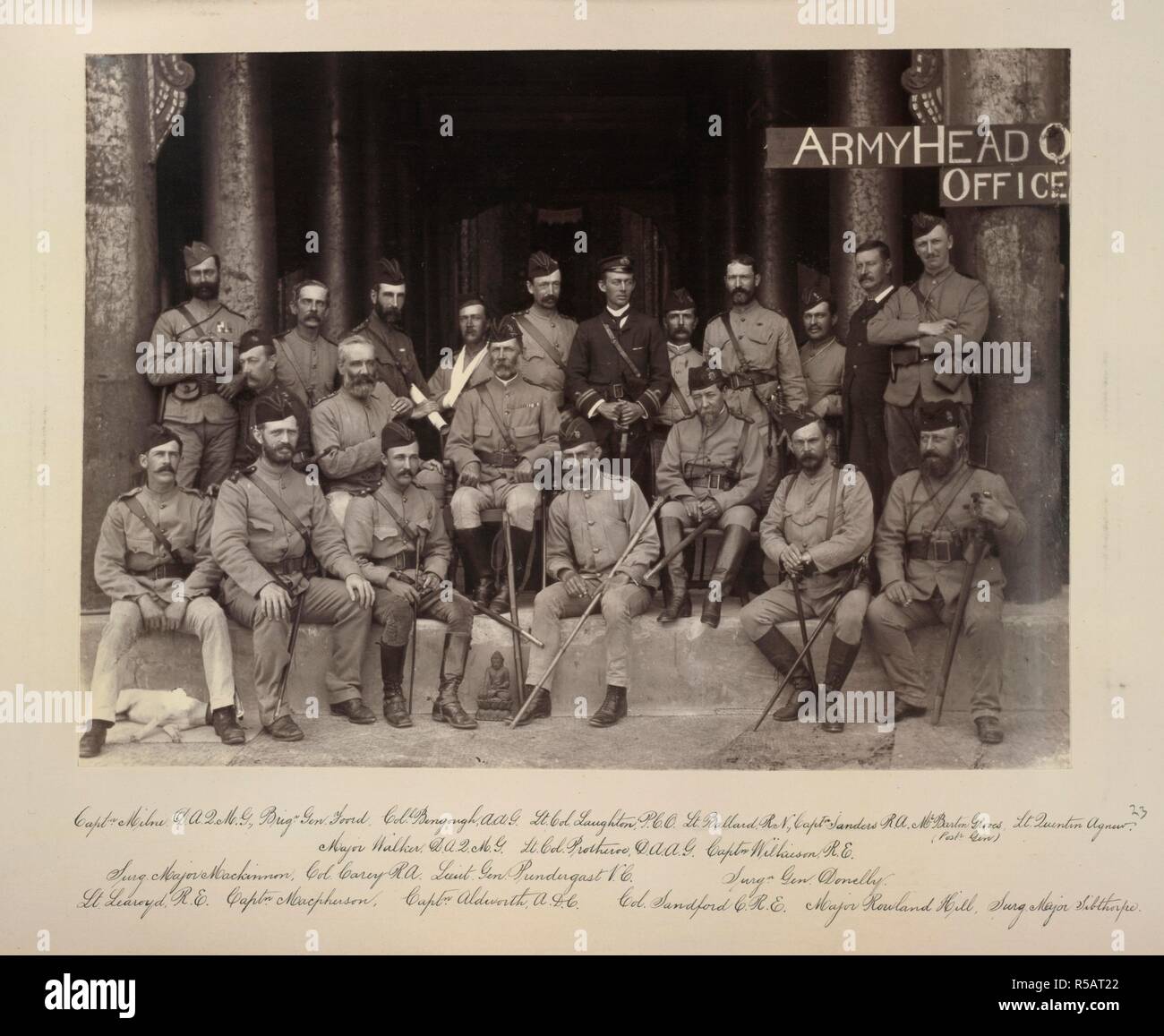 Groupe de M. Prendergast. 17 Dec 1885. Groupe de M. Prendergast, et beaucoup de ses collaborateurs, pris en face du hall de l'auditoire dans le palais de Mandalay, le 17 décembre, 1885. Sitters nommés comme suit : 'Le Capt Milne, DAQMG ; Brig Gen Foord ; Col Bengough, AAG ; Lt Col Laughton, BCP ; Lt Ballard, RN ; le Capt Sanders, RA ; M. Barton Groves (Post Gen) ; Lt Quenton Agnew ; Major Walker, DAQMG ; Lt Col Protheroe, DAAG ; le Capt Wilkieson, Rê, le médecin-chef Mackinnon majeur ; Col Carey, RA ; le lieutenant Gen Prendergast, VC ; Méd Donelly ; Lt Learoyd, RE ; le Capt Macpherson ; le Capt Aldworth, ADG ; Col Sandford, CRE ; Major Rowland Hill ; Banque D'Images