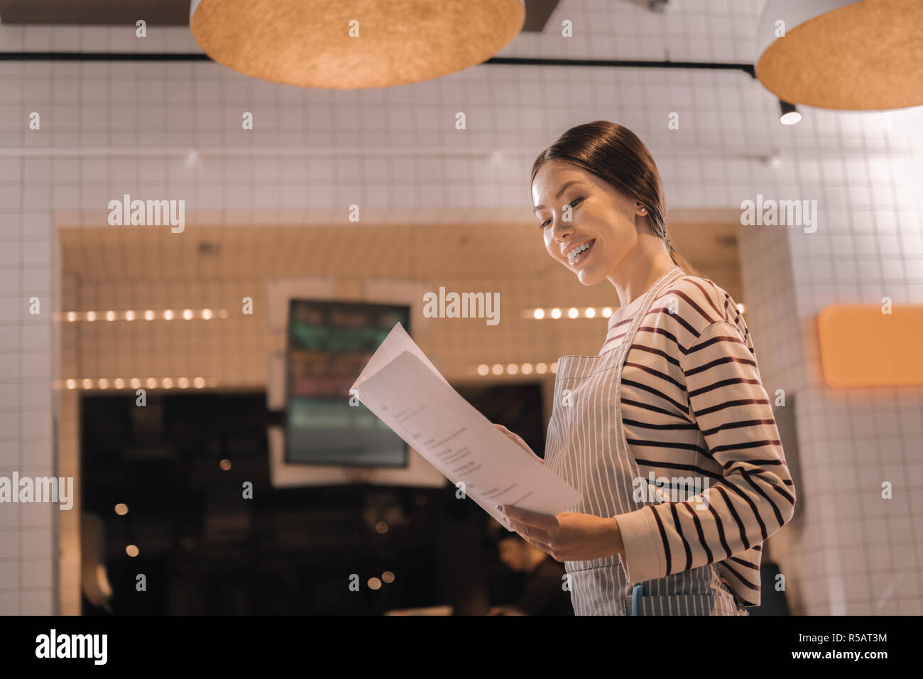 L'étude de l'hospitalité joyeuse manager de restaurant nouveau menu Banque D'Images