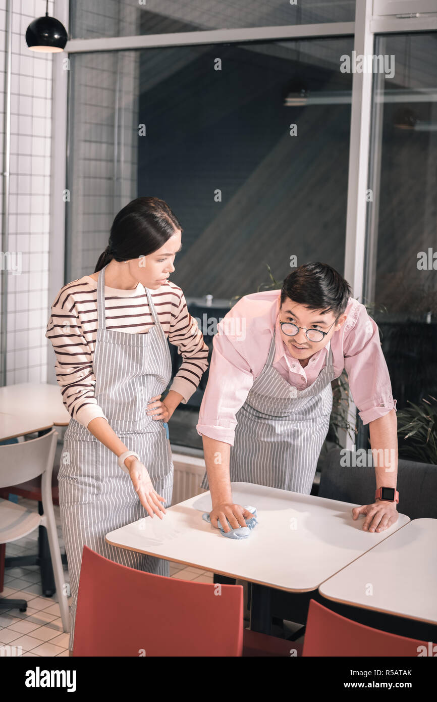 Deux serveurs ayant un certain désaccord en divisant les responsabilités Banque D'Images