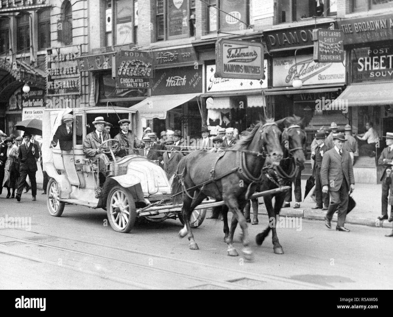 Dimanche sans gaz a été productif d'une bonne idée au moins . Il est nécessaire de transporter des bagages du terminal rail-route de l'Hippodrome de New York et pas de wagons ou camions étaient disponibles. L'idée de l'attelage de deux chevaux pour une auto a été mis à profit et les New-yorkais ont eu droit à un roman plus la vue, et l'édit de l'essence a été strictement respectée. Banque D'Images