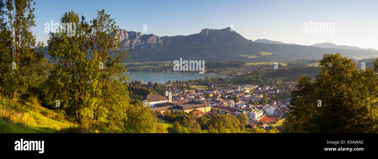 Coucher de soleil sur paysage idyllique, Mondsee, le lac de Mondsee, Salzkammergut, Autriche Banque D'Images Coucher de soleil sur paysage idyllique, Mondsee, le lac de Mondsee, Salzkammergut, Autriche Banque D'Images