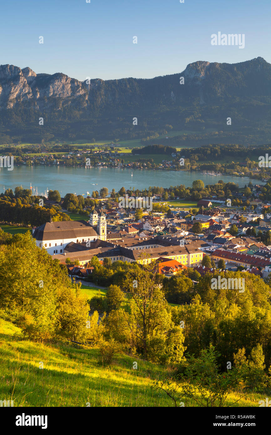 Coucher de soleil sur paysage idyllique, Mondsee, le lac de Mondsee, Salzkammergut, Autriche Banque D'Images Coucher de soleil sur paysage idyllique, Mondsee, le lac de Mondsee, Salzkammergut, Autriche Banque D'Images