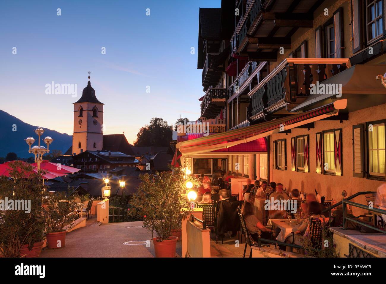 Restaurant & clocher d'église, Sankt-wolfgang, lac Wolfgangsee, Flachgau, Haute Autriche, Autriche Banque D'Images Restaurant & clocher d'église, Sankt-wolfgang, lac Wolfgangsee, Flachgau, Haute Autriche, Autriche Banque D'Images