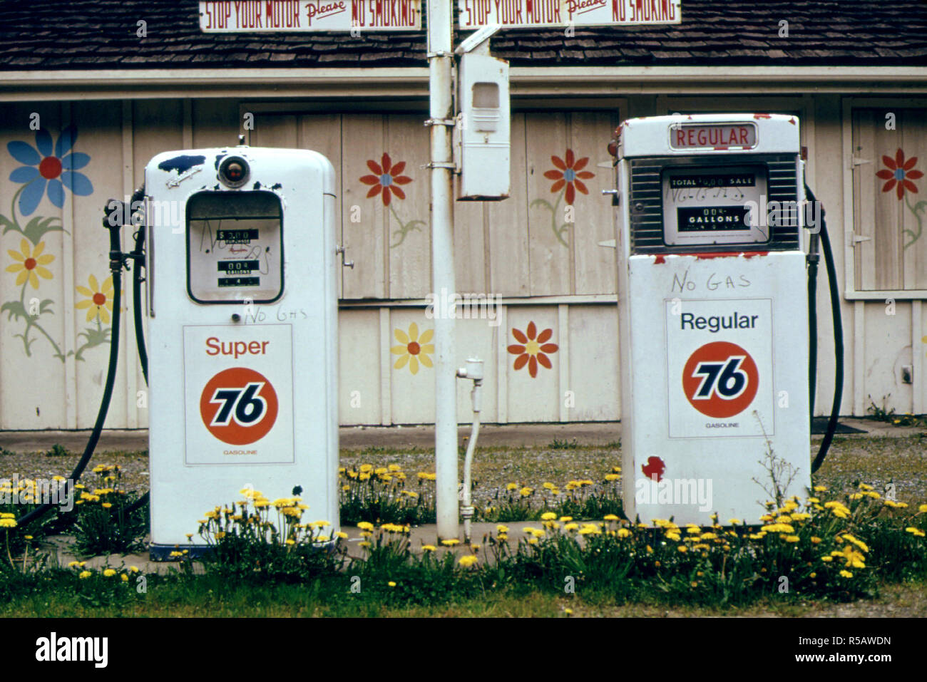 Avril 1974 - Marchands Indépendants et grande société pétrolière Les concessionnaires ont commencé à fermer certaines stations au cours de la pénurie d'essence en permanence dans l'hiver de 1973-1974. Comme ces pompes à Shelton, Washington à l'ouest d'Olympia est devenu de plus en plus courant que des pénuries sur l'économie sous divers angles 04/1974 Banque D'Images