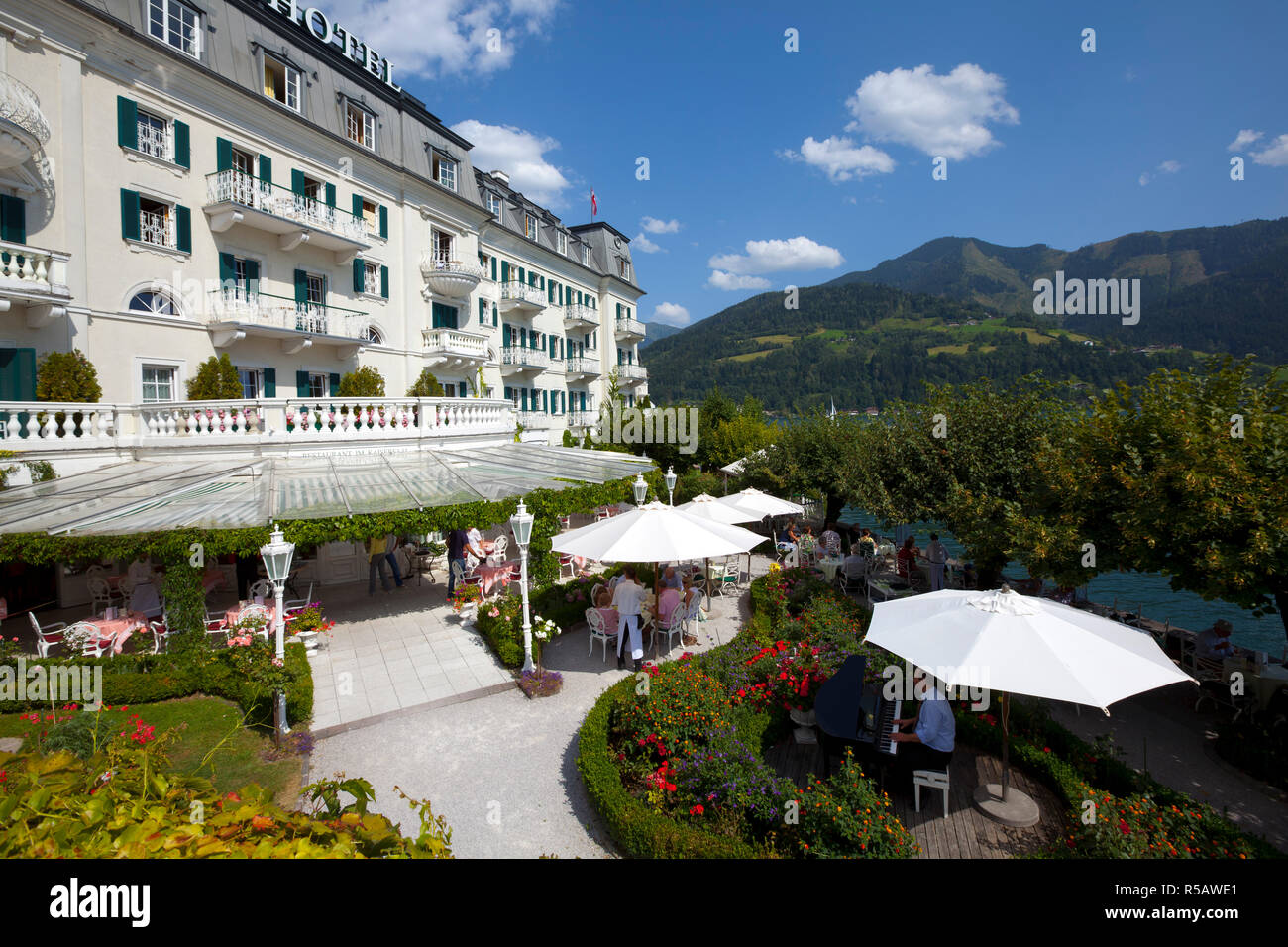 Grand Hotel sur le lac de Zell am See, Allemagne, Salzkammergut, Autriche Banque D'Images Grand Hotel sur le lac de Zell am See, Allemagne, Salzkammergut, Autriche Banque D'Images