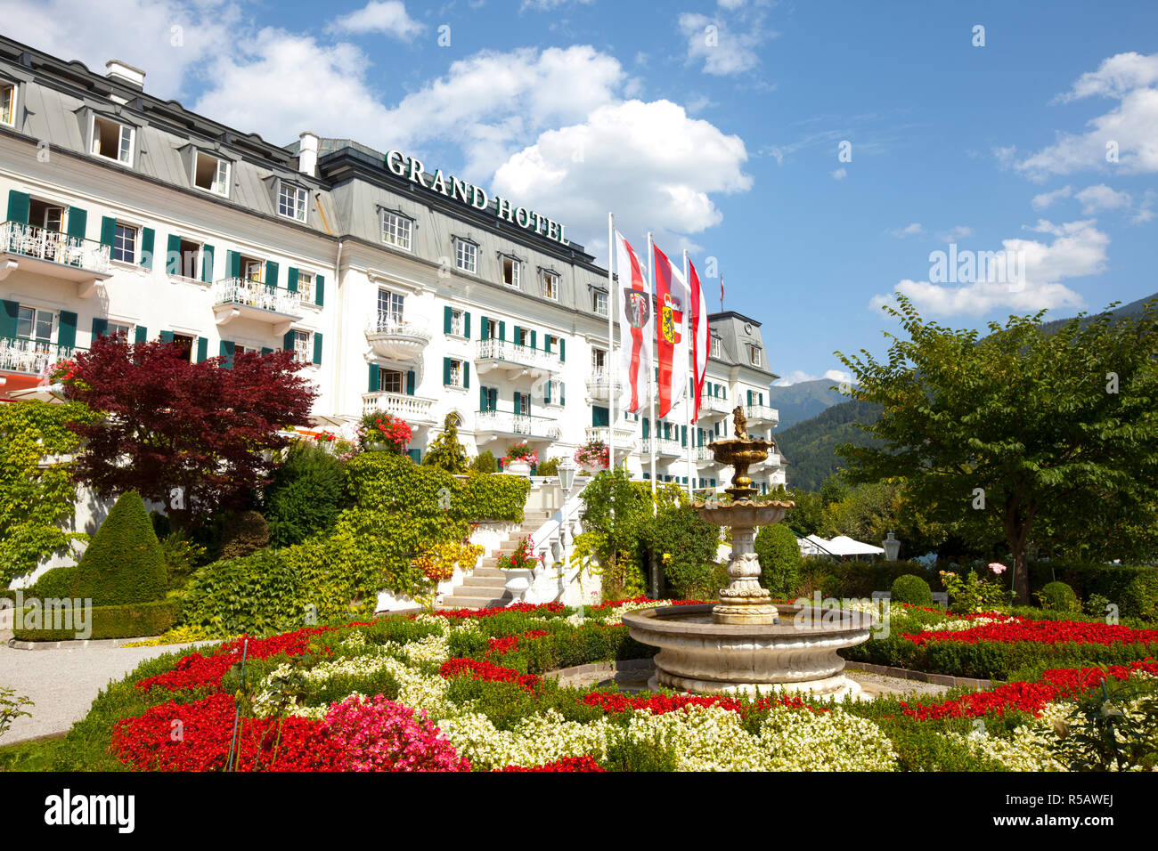 Grand Hotel sur le lac de Zell am See, Allemagne, Salzkammergut, Autriche Banque D'Images Grand Hotel sur le lac de Zell am See, Allemagne, Salzkammergut, Autriche Banque D'Images
