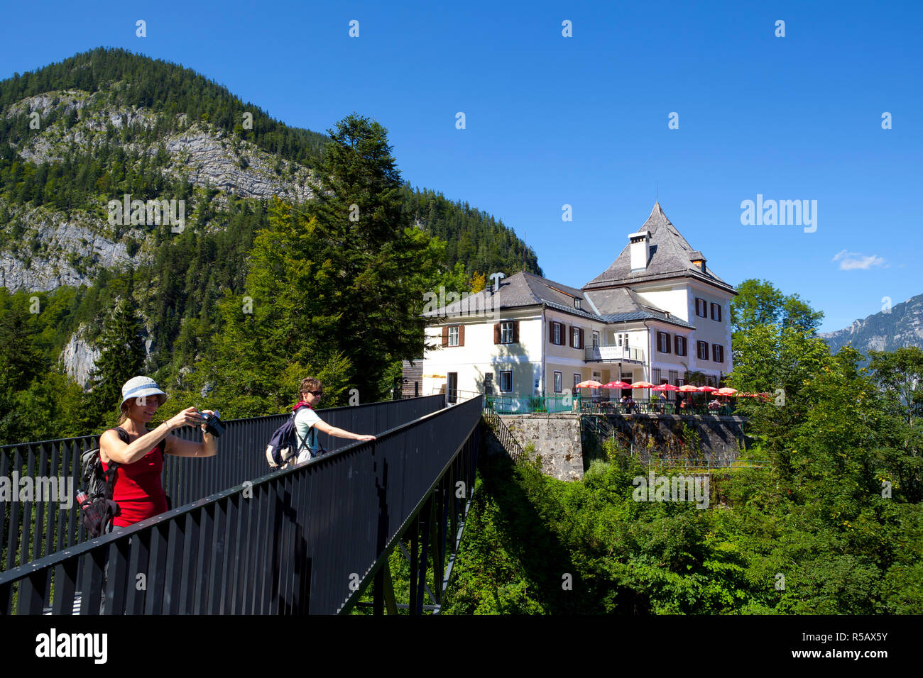 Restaurant donnant sur le lac et village, Hallstatt, Hallstattersee, Oberosterreich, Autriche Banque D'Images Restaurant donnant sur le lac et village, Hallstatt, Hallstattersee, Oberosterreich, Autriche Banque D'Images