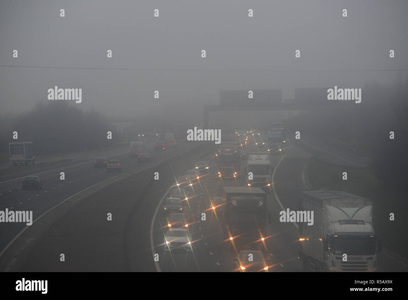 Traffic voyager dans l'épais brouillard sur l'autoroute A1/M yorkshire leeds united kingdom Banque D'Images