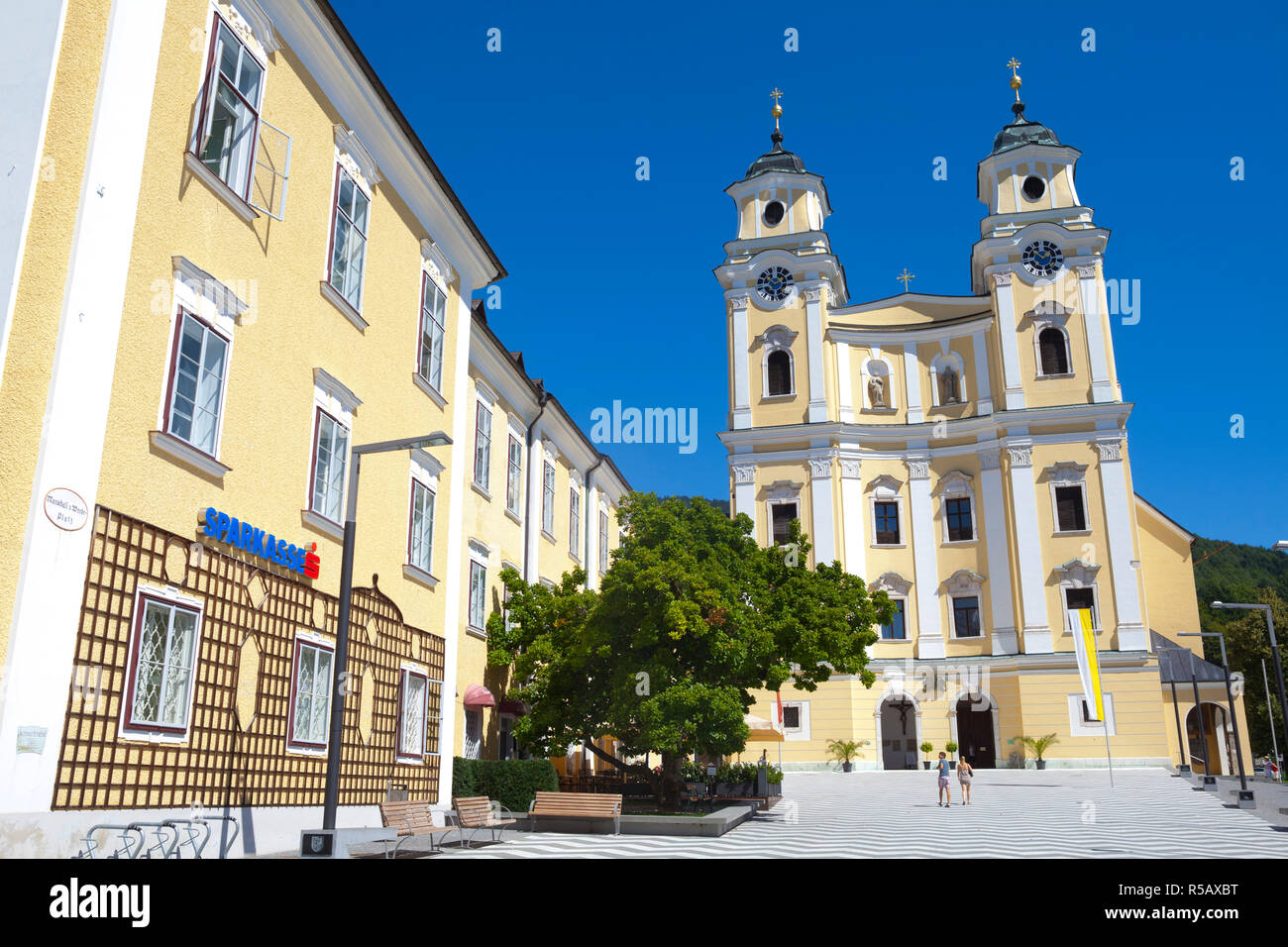 Abbaye de Mondsee, Place du marché, le lac de Mondsee, Mondsee, Oberosterreich, Haute Autriche, Autriche Banque D'Images Abbaye de Mondsee, Place du marché, le lac de Mondsee, Mondsee, Oberosterreich, Haute Autriche, Autriche Banque D'Images
