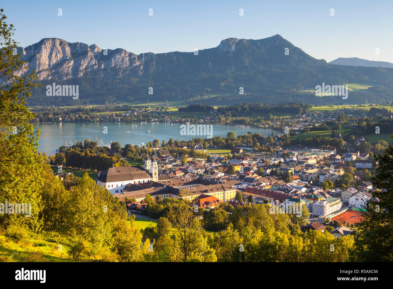 Coucher de soleil sur paysage idyllique, Mondsee, le lac de Mondsee, Salzkammergut, Autriche Banque D'Images Coucher de soleil sur paysage idyllique, Mondsee, le lac de Mondsee, Salzkammergut, Autriche Banque D'Images