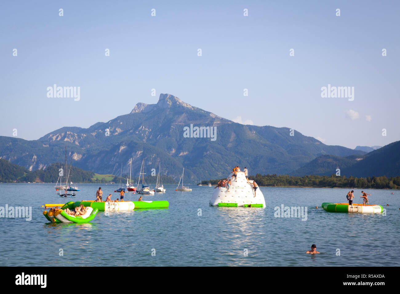 Les baigneurs dans l'eau du lac de Mondsee Mondsee, parc, Salzkammergut, Autriche Banque D'Images Les baigneurs dans l'eau du lac de Mondsee Mondsee, parc, Salzkammergut, Autriche Banque D'Images