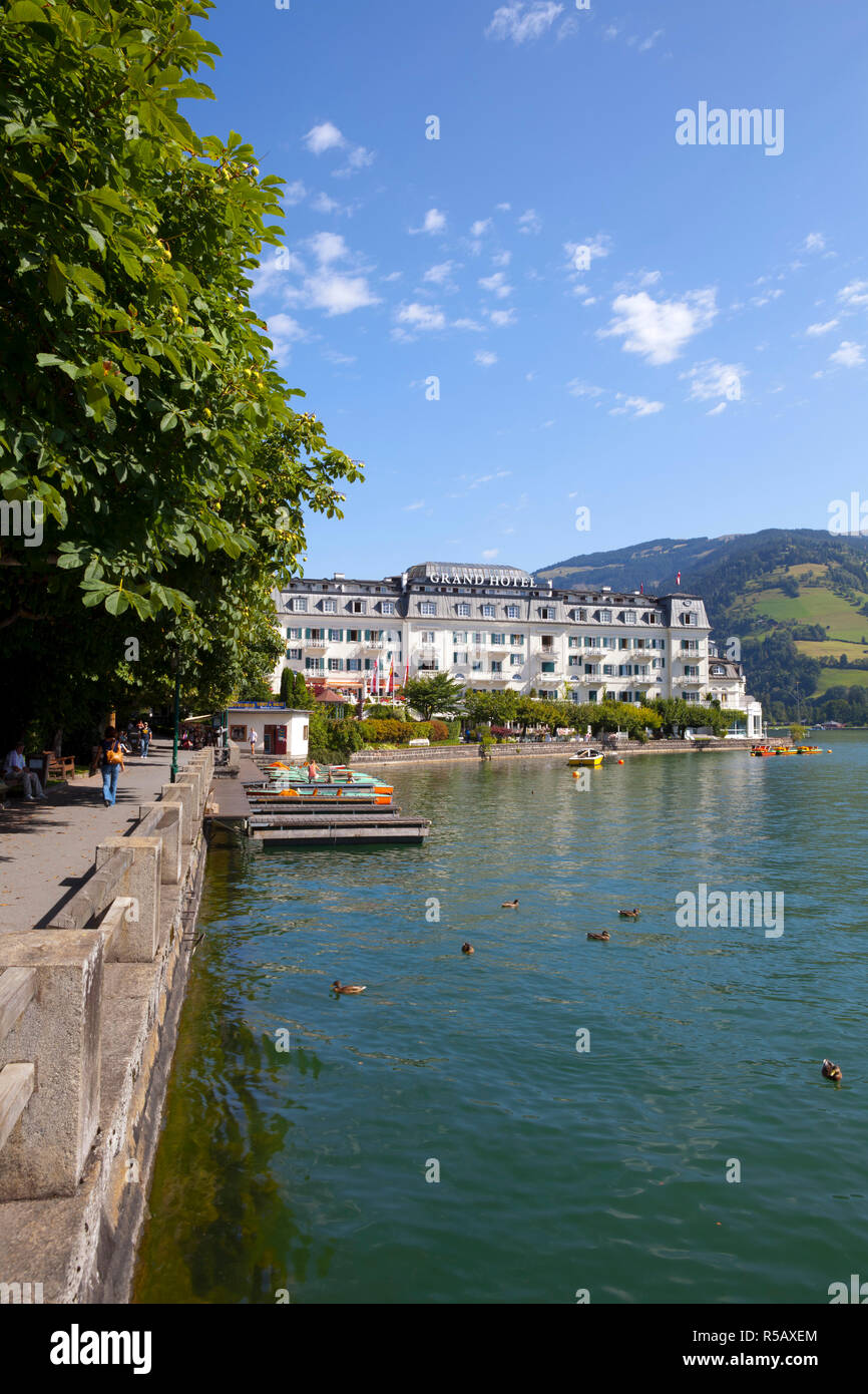 Grand Hotel sur le lac de Zell am See, Allemagne, Salzkammergut, Autriche Banque D'Images Grand Hotel sur le lac de Zell am See, Allemagne, Salzkammergut, Autriche Banque D'Images
