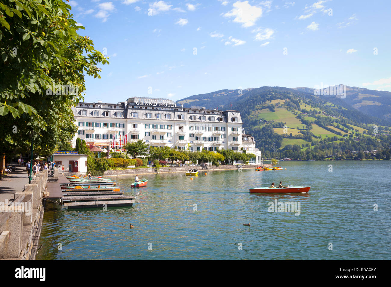 Grand Hotel sur le lac de Zell am See, Allemagne, Salzkammergut, Autriche Banque D'Images Grand Hotel sur le lac de Zell am See, Allemagne, Salzkammergut, Autriche Banque D'Images