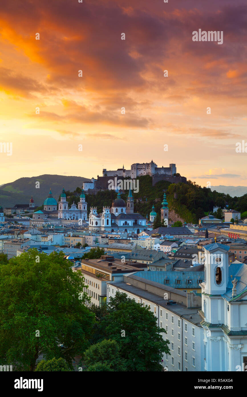 Lever de soleil sur l'Fortressover Hohensalzburg & Alt Stadt, Salzburg, Salzkammergut, Autriche Banque D'Images Lever de soleil sur l'Fortressover Hohensalzburg & Alt Stadt, Salzburg, Salzkammergut, Autriche Banque D'Images