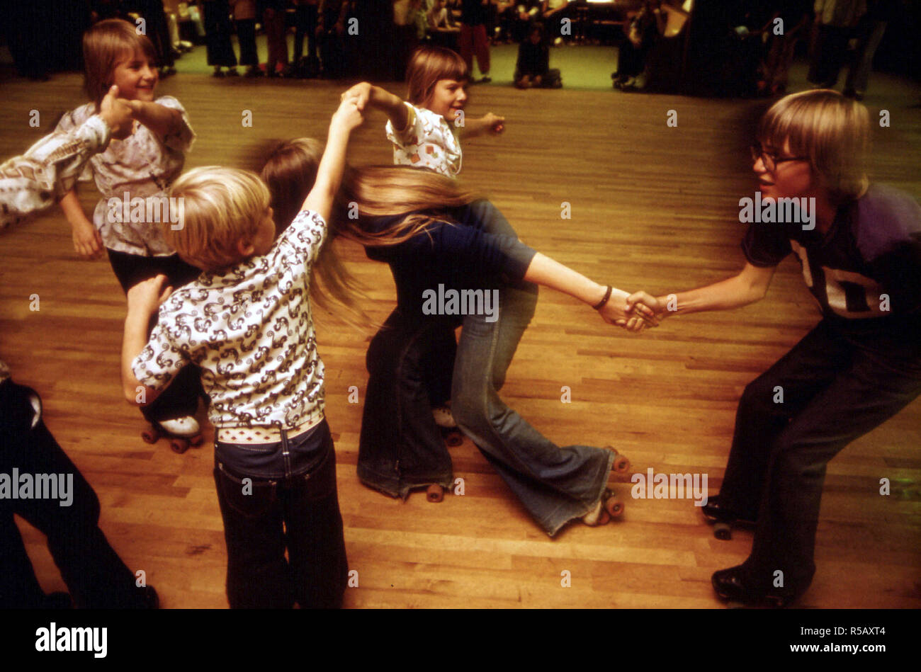 Les jeunes de Roller à Izzy-Dorry's Roller Rink à New Ulm, Minnesota ca. 1975 Banque D'Images