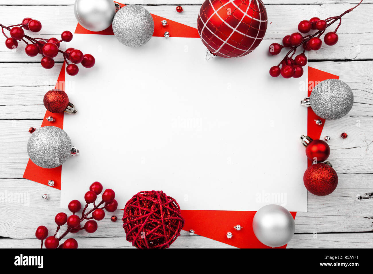 Composition de Noël. Décoration de Noël en bois sur fond blanc Banque D'Images