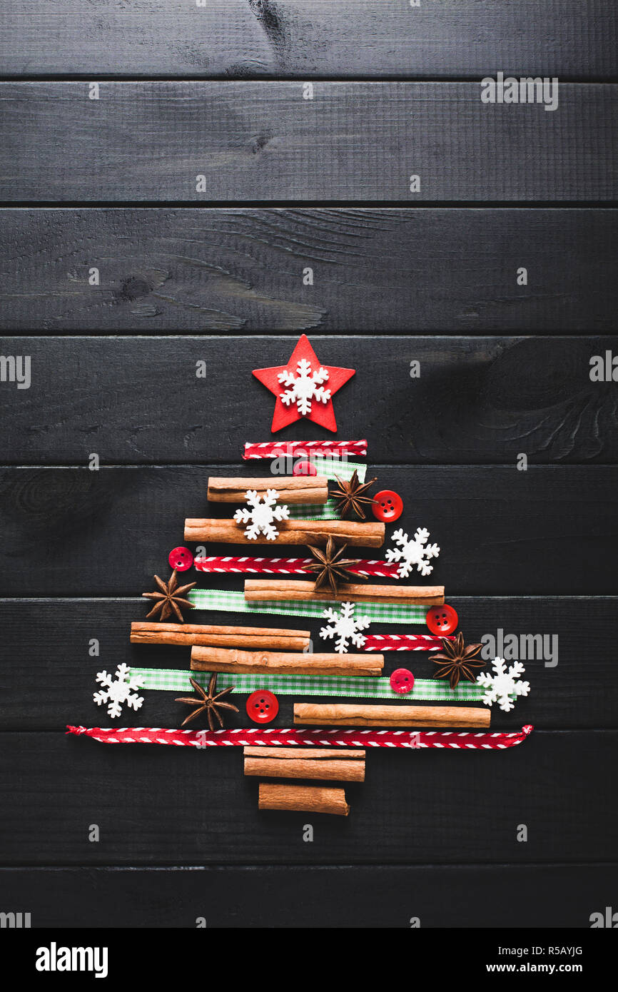 Arbre de Noël de cannelle, l'anis, rubans et boutons Banque D'Images