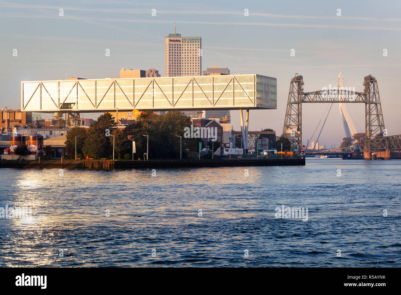 Rotterdam, Pays-Bas - 5 octobre 2018 : Unilever construire Rotterdam avec Hef de pont et le pont Erasmus dans l'arrière-plan Banque D'Images