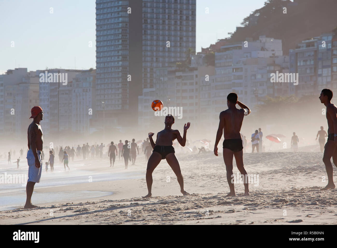 Beach soccer ou football, plage de Copacabana, le Copacabana, Rio de Janeiro, Brésil Banque D'Images