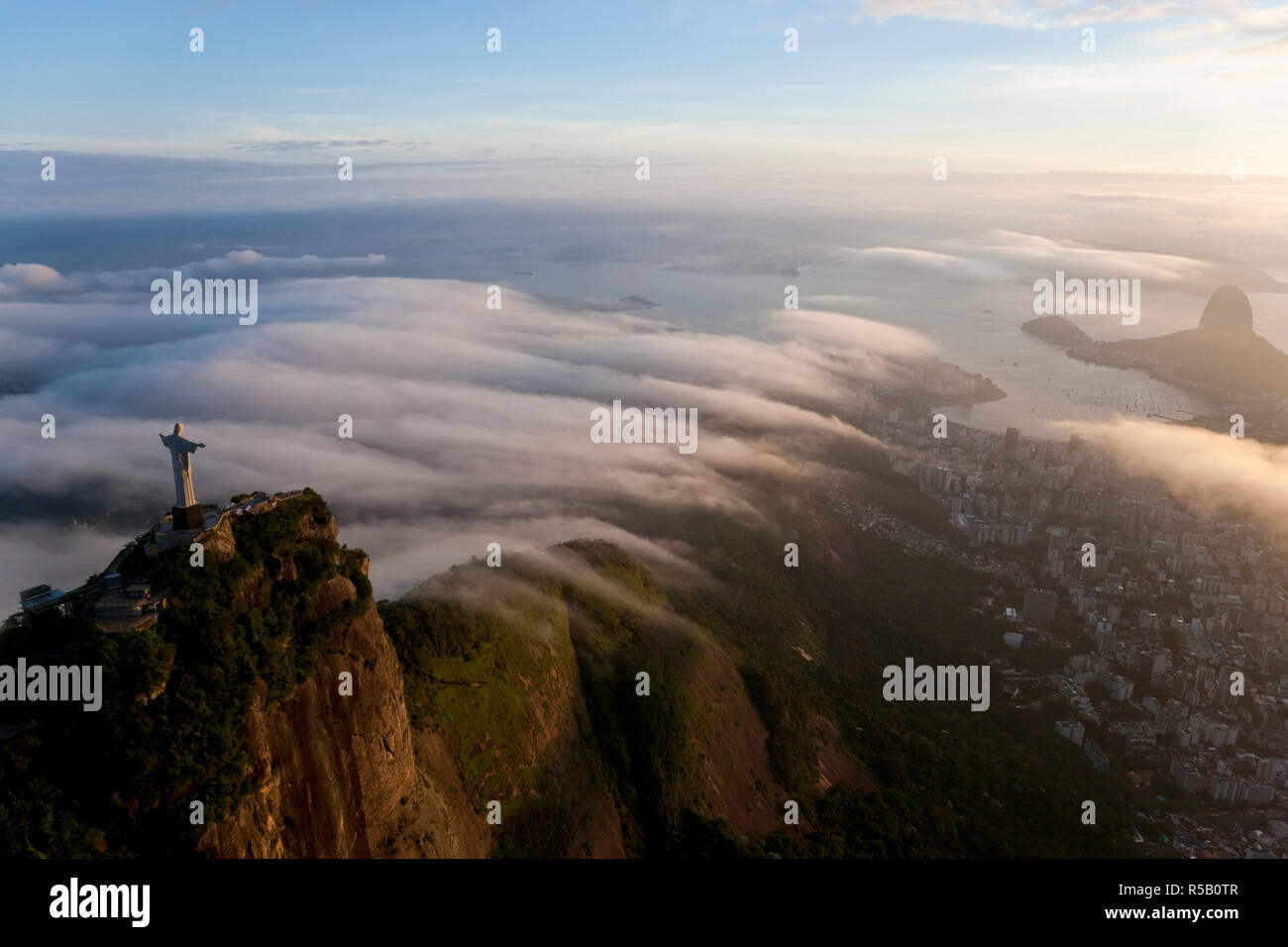 Statue de Jésus, connu sous le nom de Cristo Redentor (Christ Rédempteur), sur la montagne du Corcovado à Rio de Janeiro, Brésil Banque D'Images