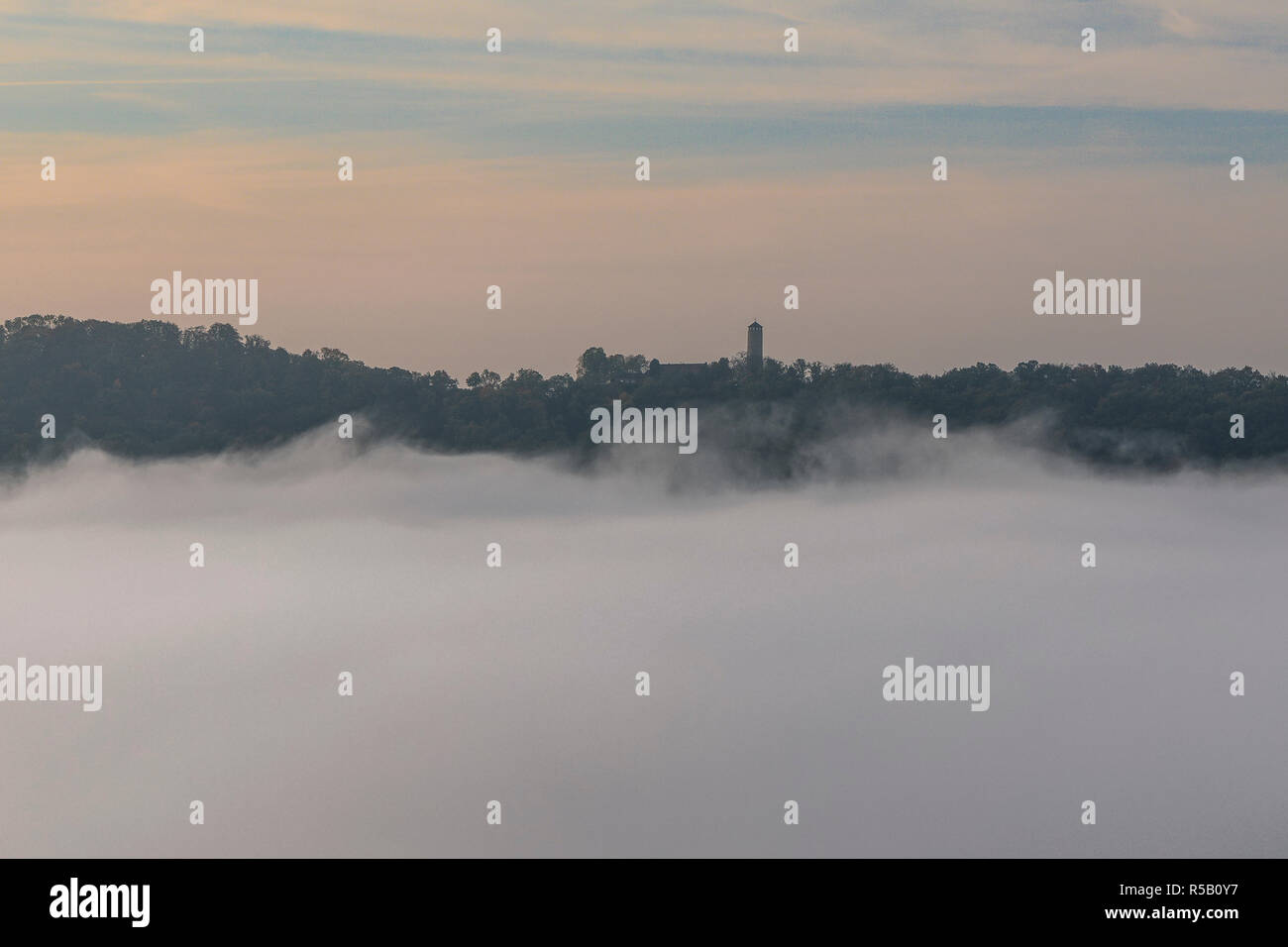 Lever du soleil sur l'Jenzig, Nebel, Iéna, Thuringe, Allemagne Banque D'Images