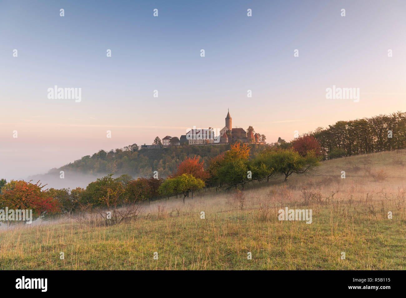 Lever du soleil à la Szinérváralja, brouillard, automne, Thuringe, Allemagne Banque D'Images
