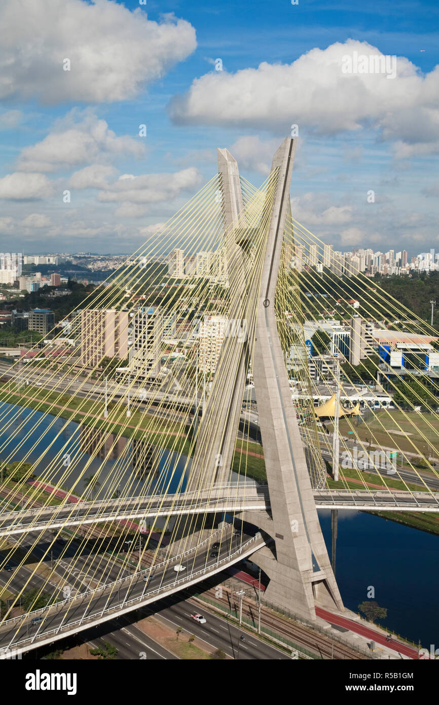 Brésil, Sao Paulo, Sao Paulo, pont Octavio Frias de Oliveira - Pont Estaiada ou pont de Morumbi, sur le Pinheiros Banque D'Images