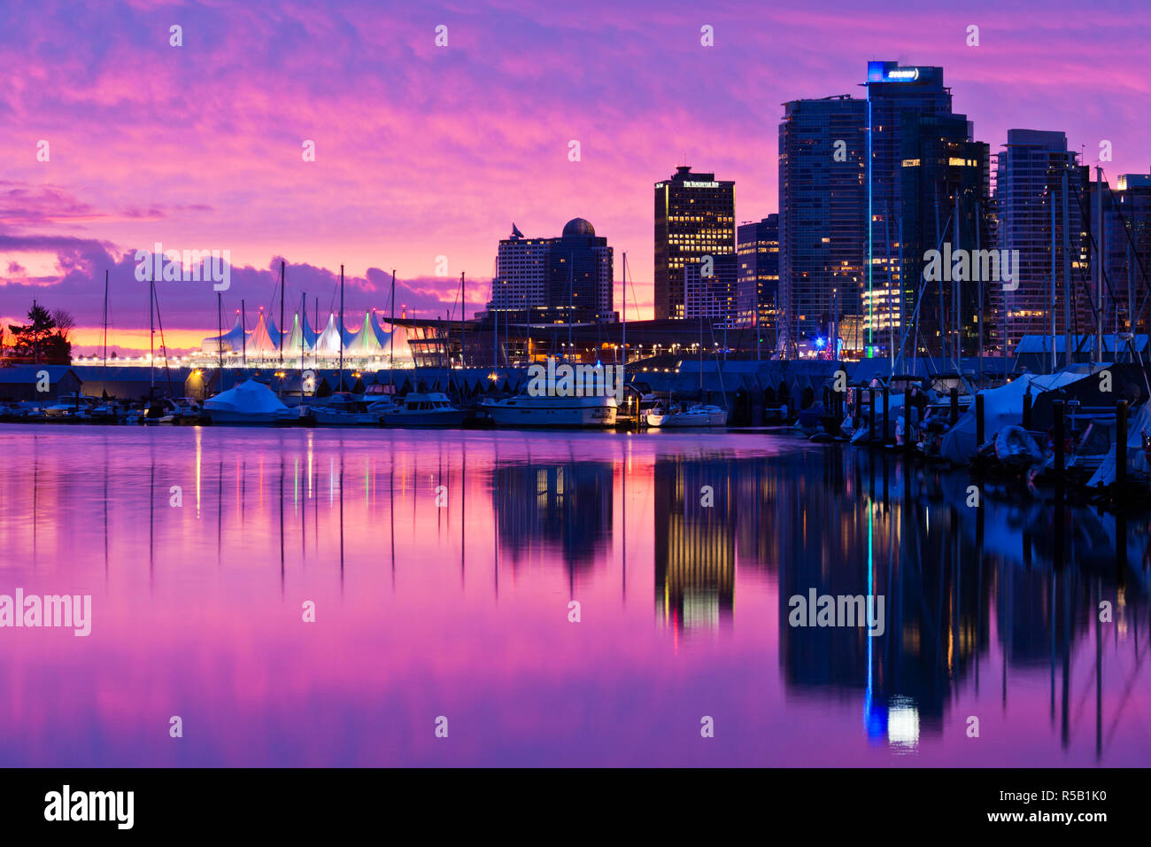 Canada, Colombie-Britannique, Vancouver, vue sur la ville et la Place du Canada, de Coal Harbour Banque D'Images