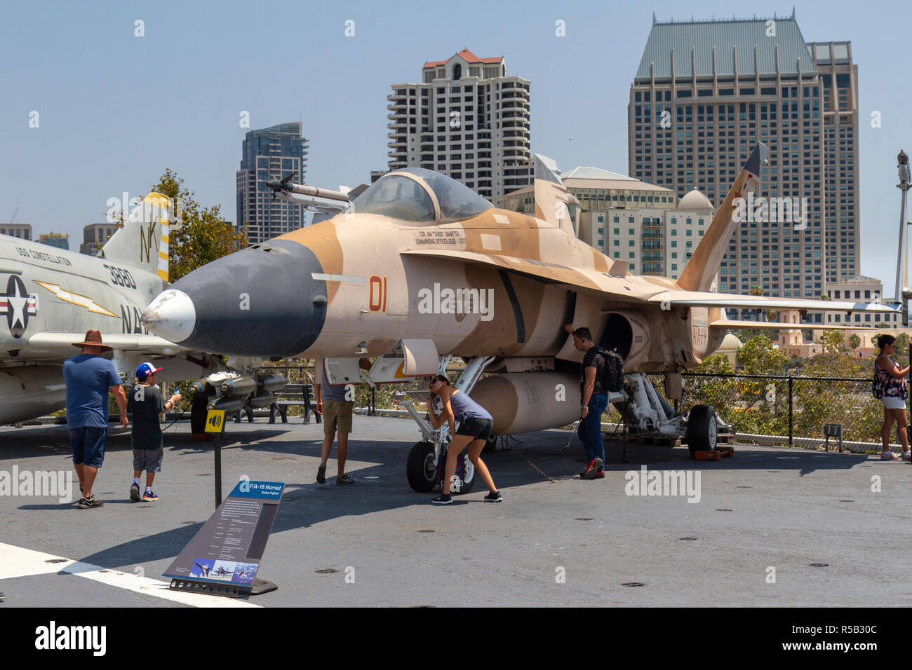 Un F/A-18 Hornet grève d'avions de chasse, l'USS Midway Museum, San Diego, California, United States. Banque D'Images