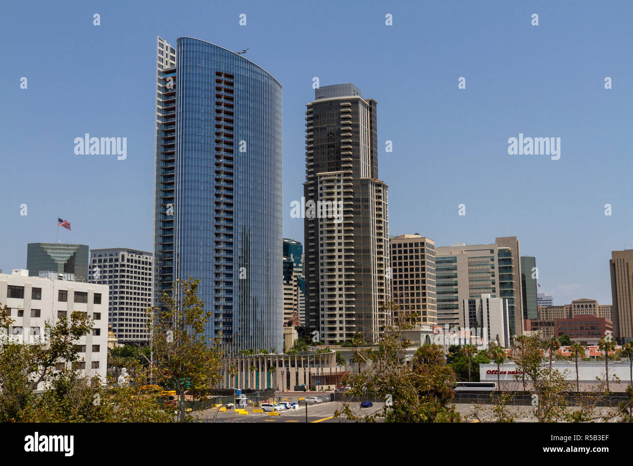 Vue sur le centre-ville de San Diego, à partir du pont de l'USS Midway est ancré au bord de l'eau de San Diego, Californie, États-Unis. Banque D'Images Vue sur le centre-ville de San Diego, à partir du pont de l'USS Midway est ancré au bord de l'eau de San Diego, Californie, États-Unis. Banque D'Images