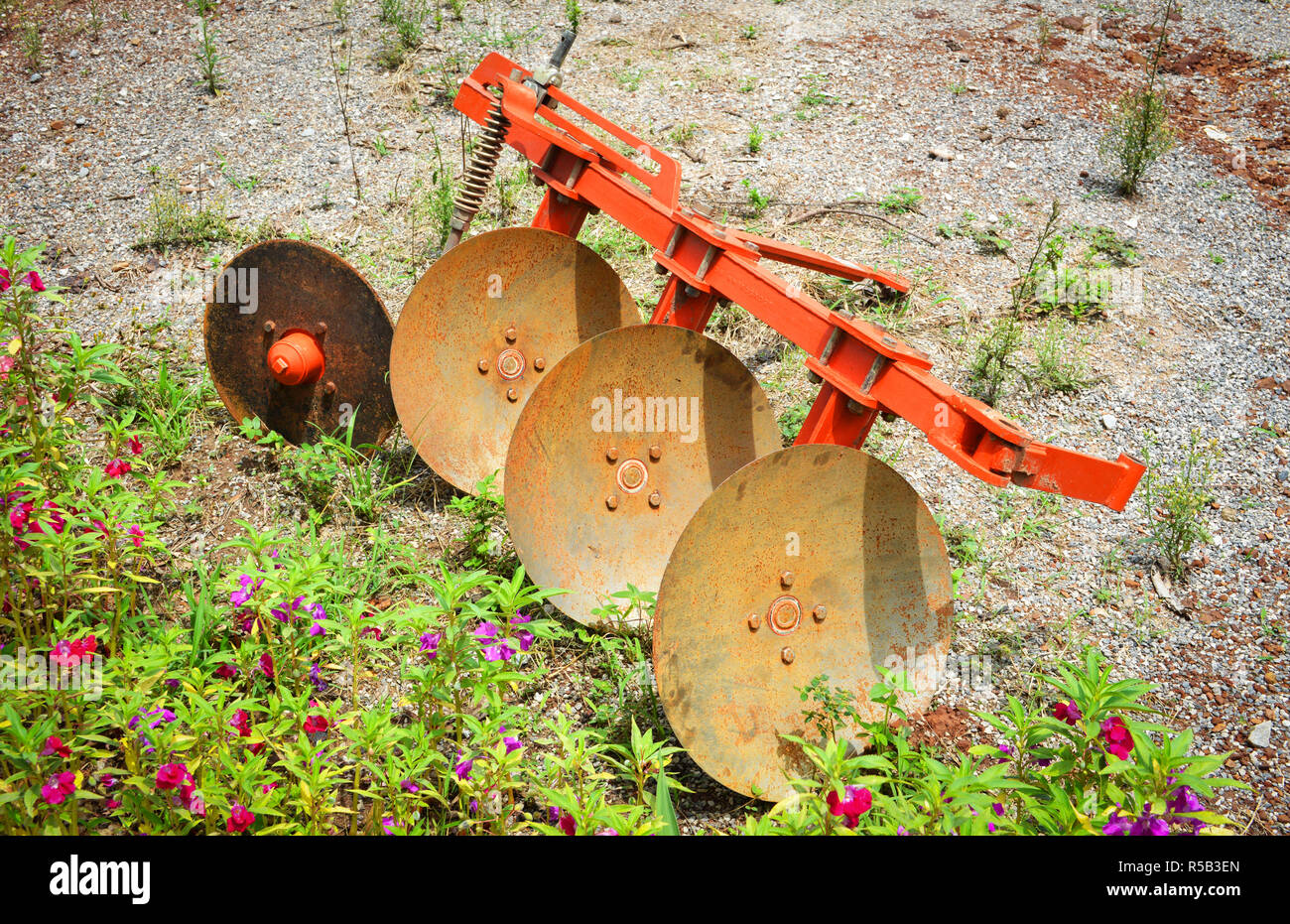Charrue pour tracteur agricole / outil dans le tracteur pour labourer le  sol sol Photo Stock - Alamy