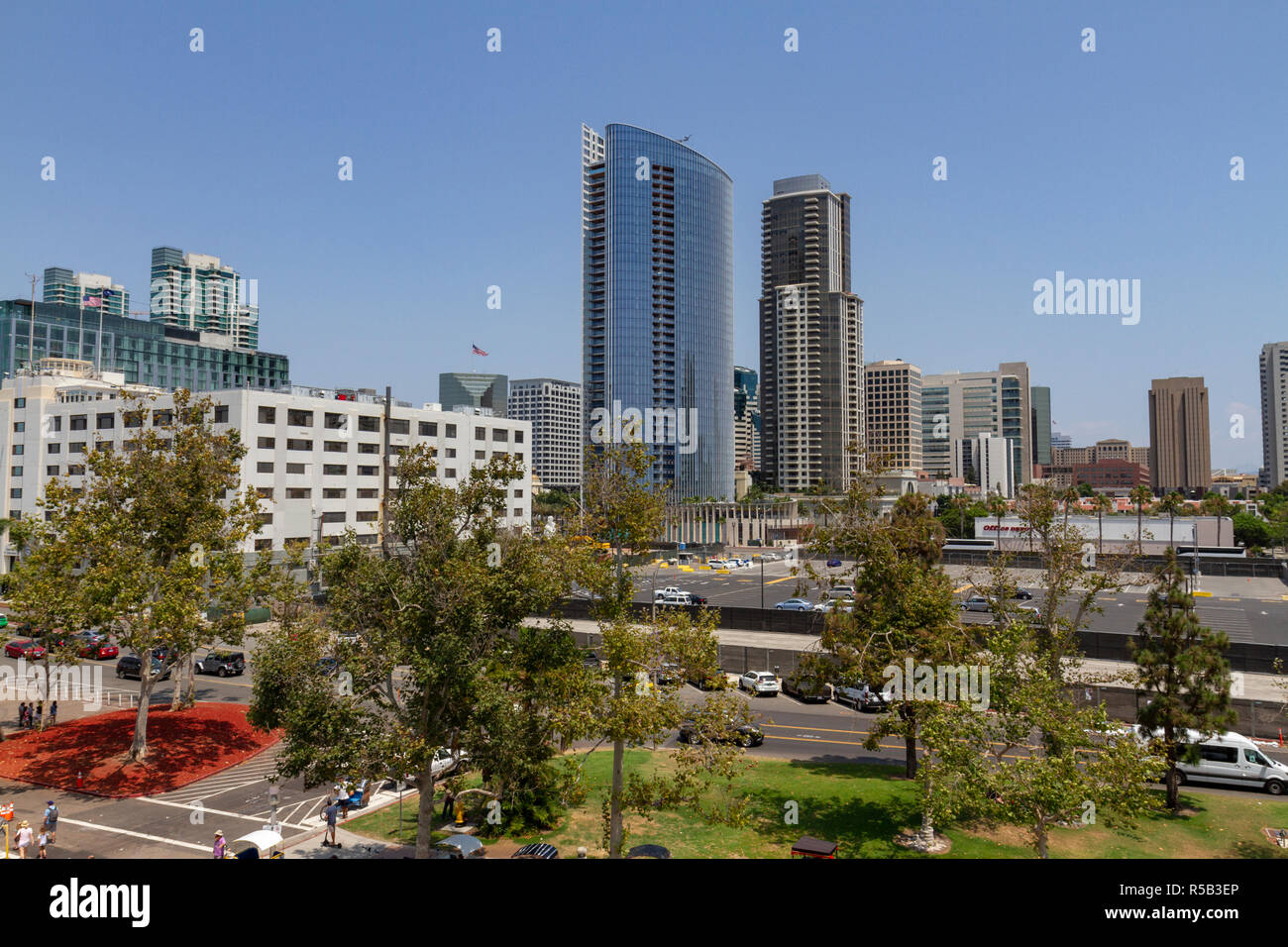 Vue sur le centre-ville de San Diego, à partir du pont de l'USS Midway est ancré au bord de l'eau de San Diego, Californie, États-Unis. Banque D'Images Vue sur le centre-ville de San Diego, à partir du pont de l'USS Midway est ancré au bord de l'eau de San Diego, Californie, États-Unis. Banque D'Images
