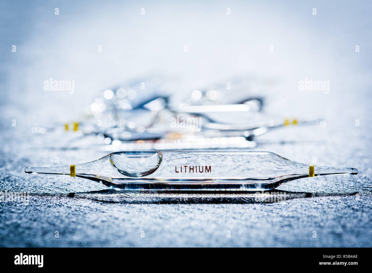 Ampoule en verre de gluconate de lithium (lithium), utilisé pour réguler des troubles de l'humeur comme l'irritabilité ou de troubles du sommeil. Banque D'Images