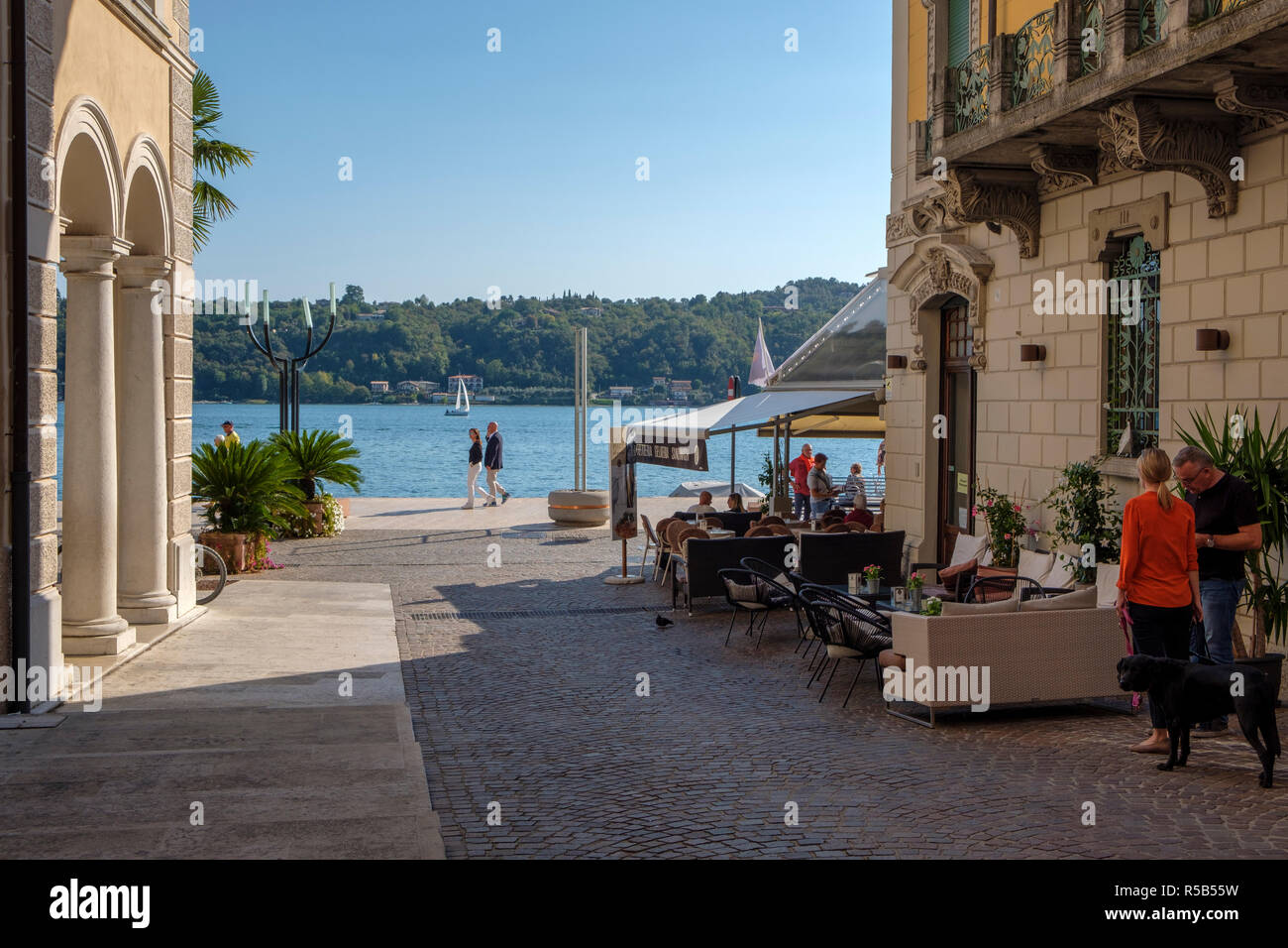 Promenade du lac à Salò, Lac de Garde, Province de Brescia, Lombardie, Italie Banque D'Images