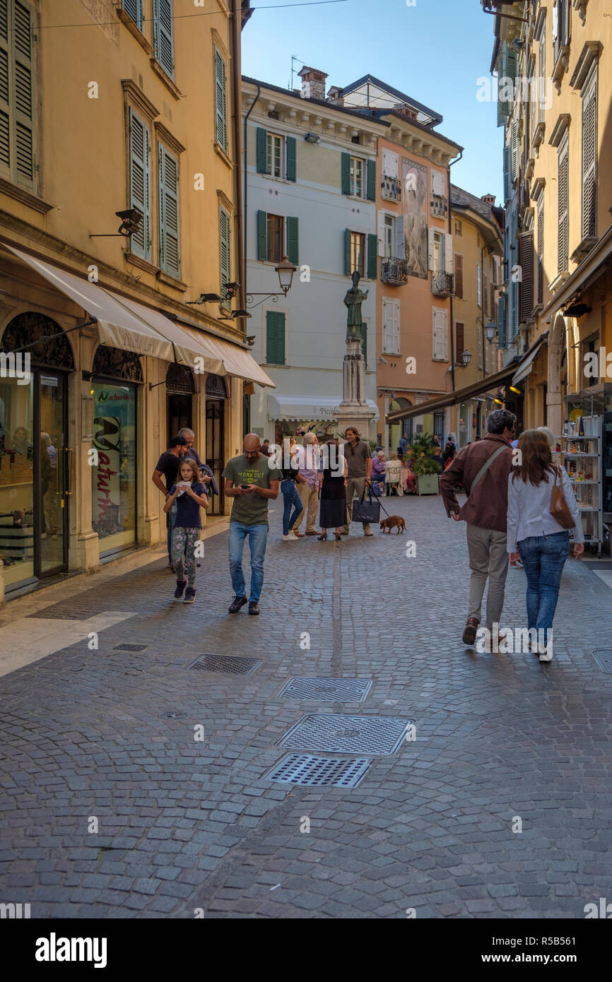 Ruelle étroite à Salo, rue commerçante, le lac de Garde, Brescia, Lombardie, Italie Banque D'Images