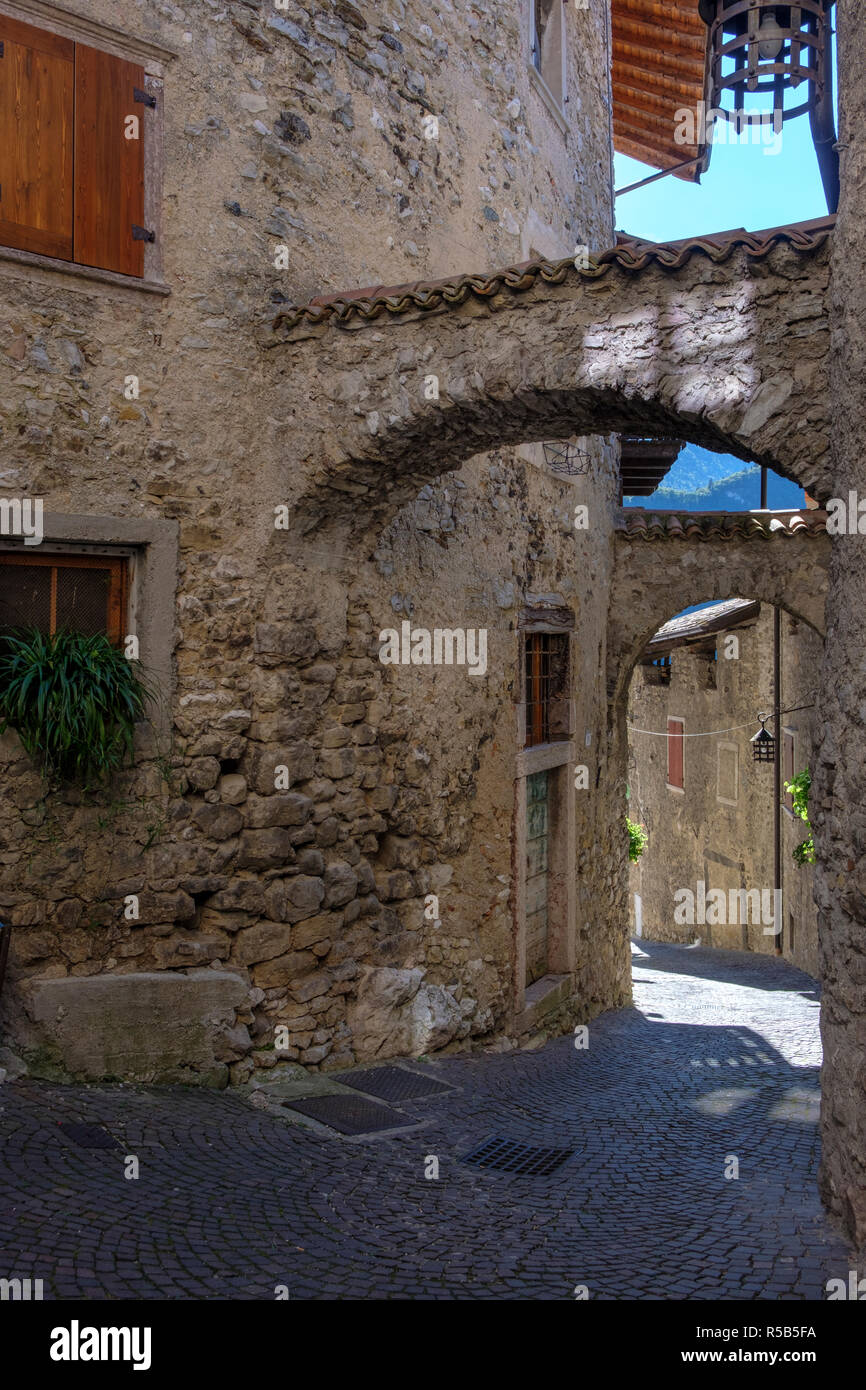 Le village médiéval Canale di Tenno, le lac de Garde, province de Trento, Trentino, en Italie Banque D'Images