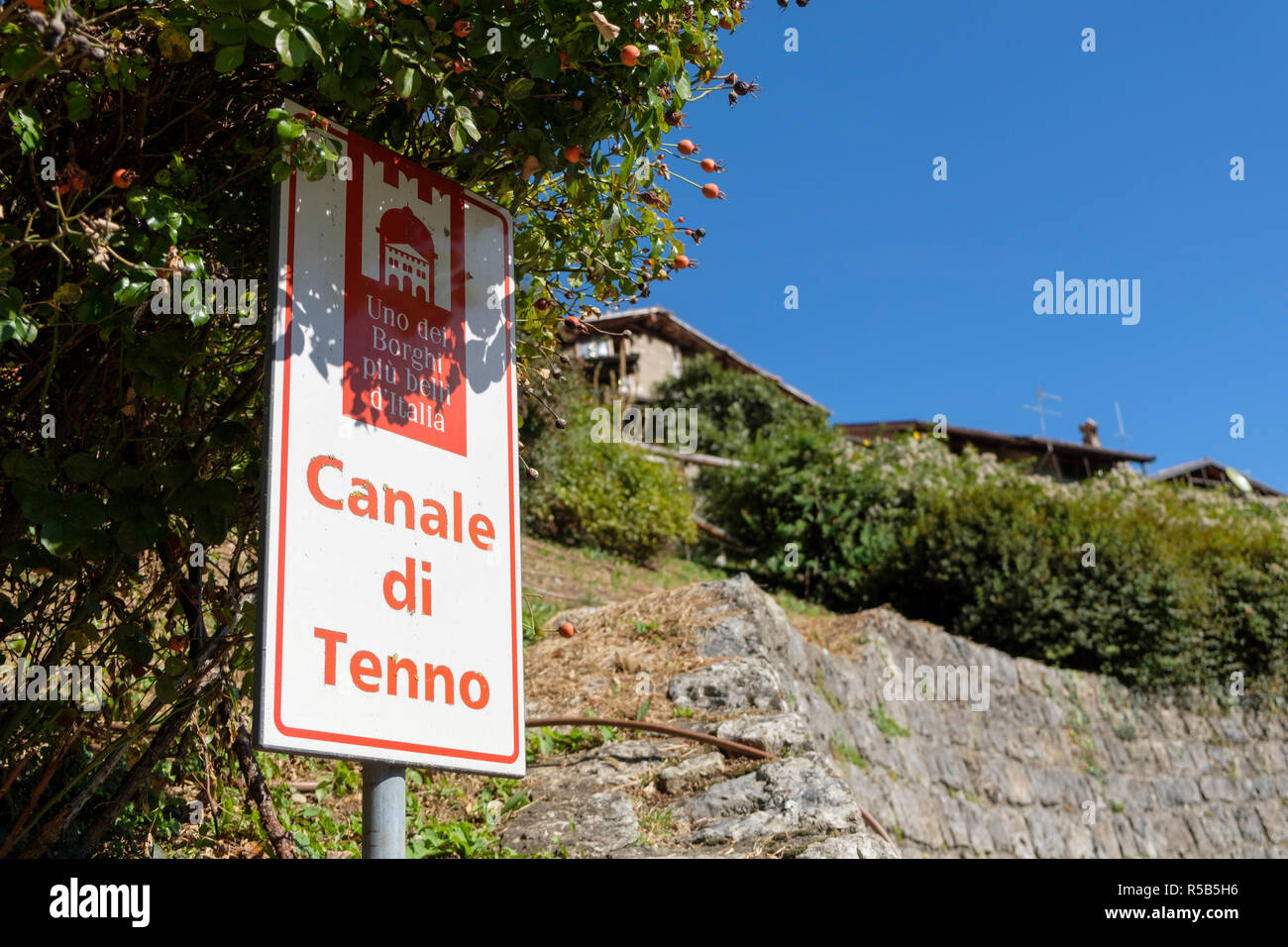 Le village médiéval Canale di Tenno, le lac de Garde, province de Trento, Trentino, en Italie Banque D'Images