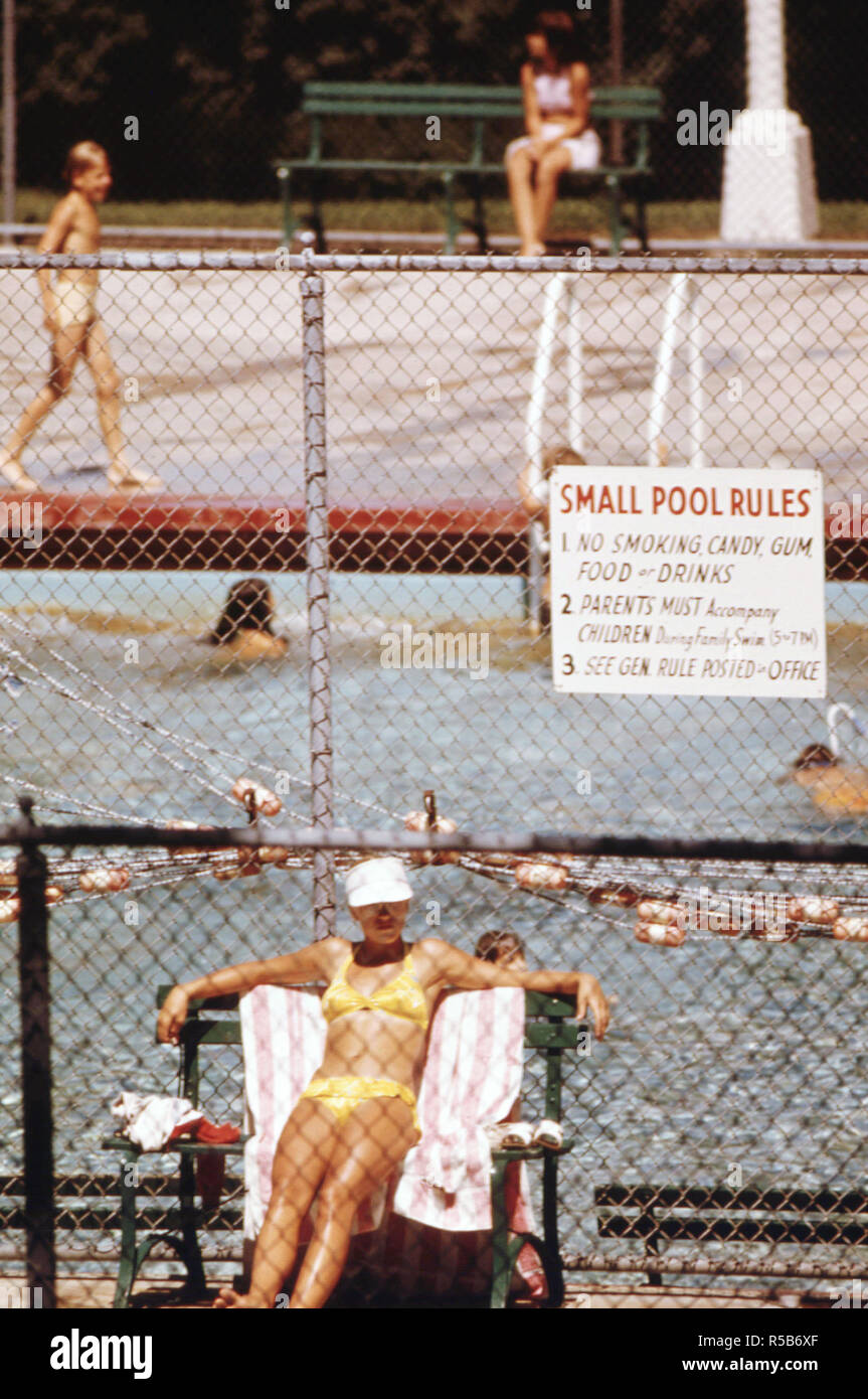 À la place de Sun piscine publique située en allemand Park à New Ulm Minnesota ca. 1975 Banque D'Images