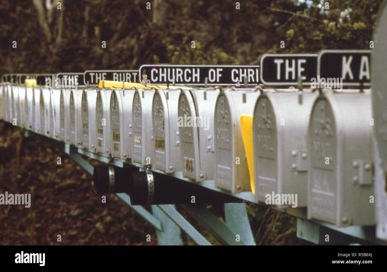 De nouvelles boîtes aux lettres dans un domaine de l'aménagement des terrains près de Parc Dans l'UAE Manuka District, du côté sud-ouest de l'île, Novembre 1973 Banque D'Images