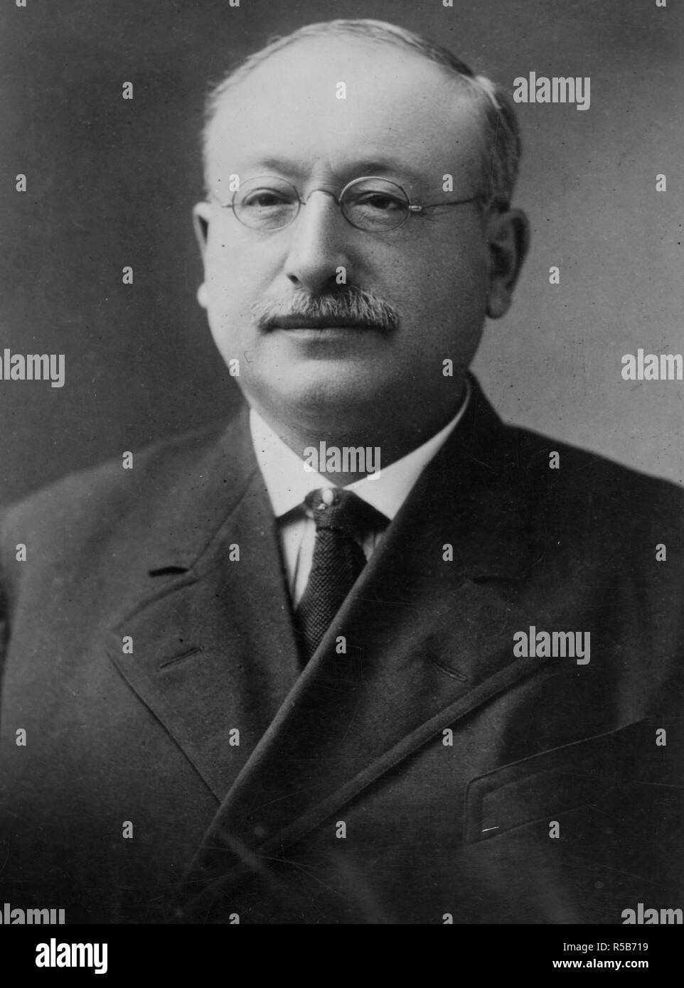 Représentant Victor L. Berger, Socialiste de Milwaukee qui a été reconnu coupable devant le juge fédéral Landis à Chicago de sédition et de déloyauté en vertu de la Loi sur l'espionnage. Berger et quatre autres personnalités socialistes condamnés avec lui face à des peines de un à vingt ans et d'une amende de mille à dix mille dollars des deux. Banque D'Images