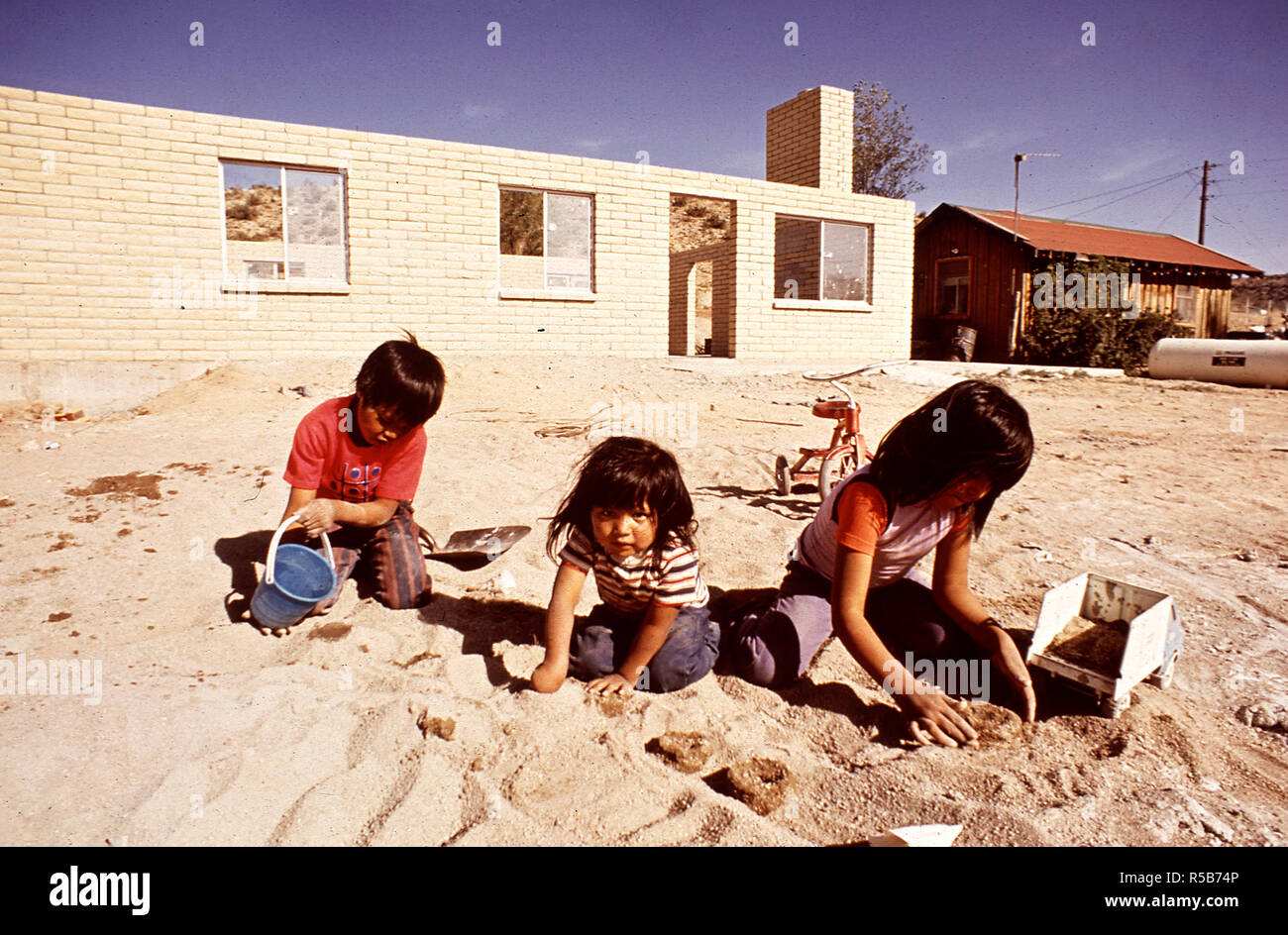 Les enfants font de Navajo "boue" Flat-Bread. Nouveau carter en arrière-plan ca. 1972 Banque D'Images