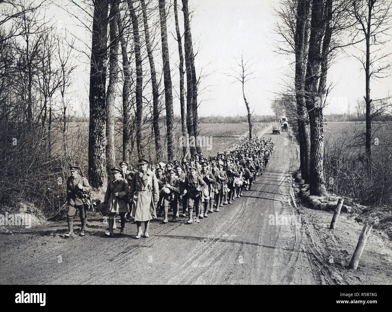 Titre alternatif : photo officielle prise sur le front de l'Ouest britannique en France : l'offensive allemande Description : les garçons comment ont fait du bon travail en remontant pour se reposer. Un bataillon du Royal Warwickshire. Date de création : 1914 Crédit photo : Bibliothèque de l'université Banque D'Images