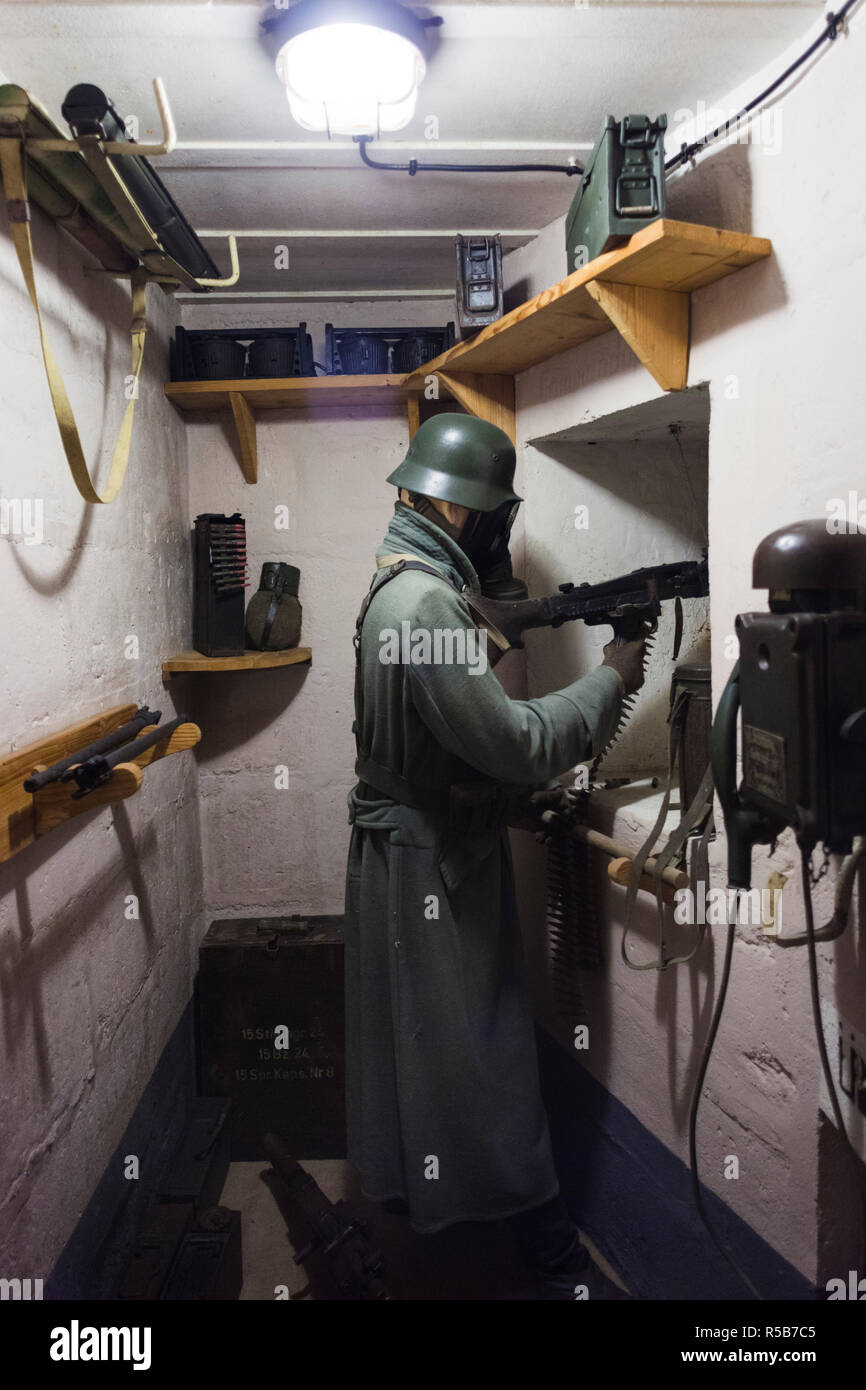 France, Normandie, Calvados, Plages du Débarquement, Ouistreham-Riva Bella, le Grand Bunker, Musée de la Mur Atlantique, musée de l'ère WW2 German Mur de l'Atlantique, la figure du soldat allemand Banque D'Images